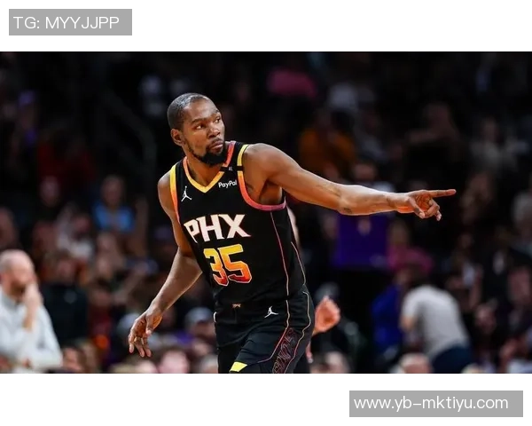 杜兰特场边轻松愉快与火箭助教艾维畅谈免战牌背后心态揭秘